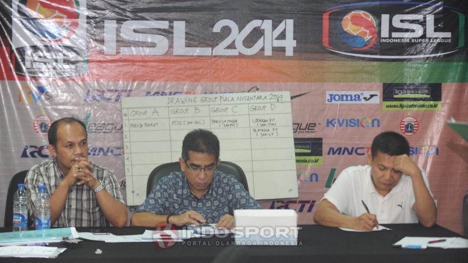Sekjen Asprov PSSI DKI Jakarta, Muhammad Muchlas Rowi (kiri), memimpin undian Liga Nusantara 2014 regional DKI Jakarta. Copyright: &copy; Ratno Prasetyo/INDOSPORT